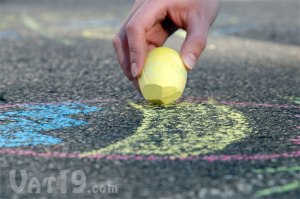 egg-shaped-sidwalk-chalk-drawing